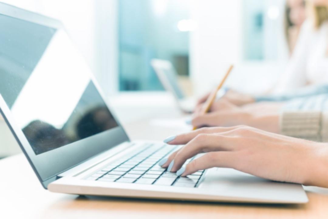 Résztvevők egy online mesterkurzuson, laptopok előtt ülve